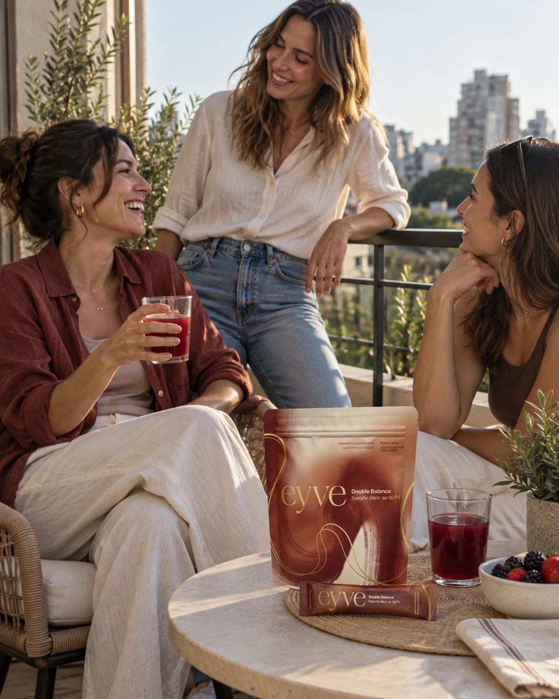 Três amigas conversando na sacada com o pouch EYVE na mesa